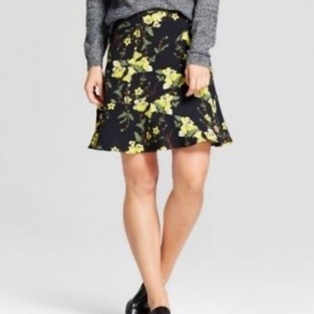 WHO WHAT WEAR YELLOW FLORAL BLACK FLARE SKIRT Size 4 EUC